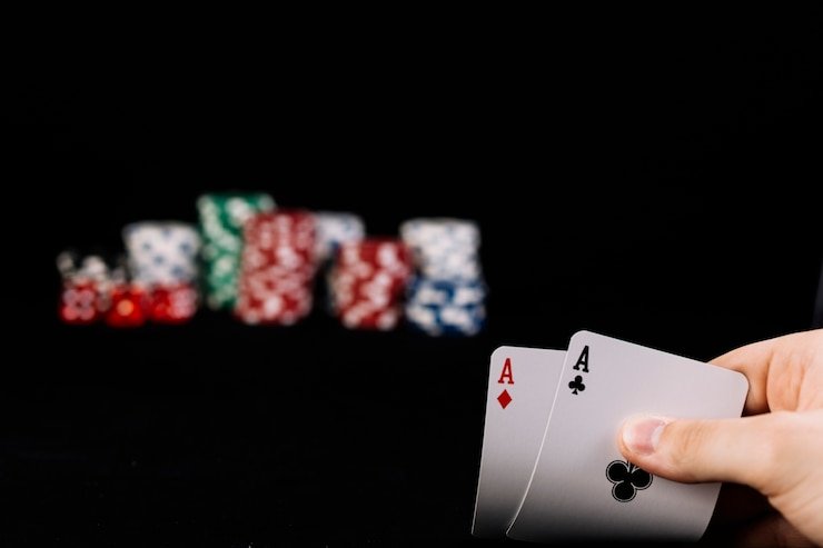 Studio dealer langsung dengan meja blackjack dan roulette tersedia dalam berbagai batas taruhan